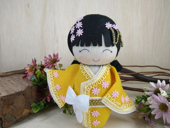 Boneca Kokeshi em feltro - 20 cm