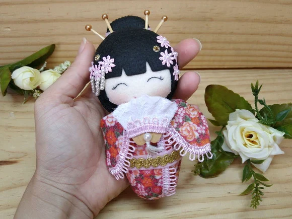 Boneca Kokeshi em feltro 15 cm