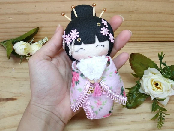 Boneca Kokeshi em Feltro 15 cm