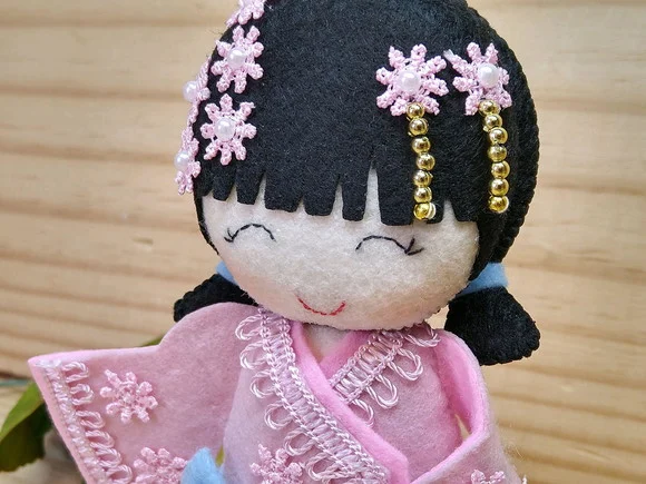 Boneca Kokeshi em feltro 15 cm