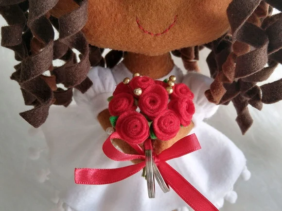 Boneca Porta Aliança em Feltro