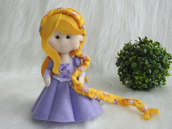 Boneca Rapunzel em Feltro- Enrolados